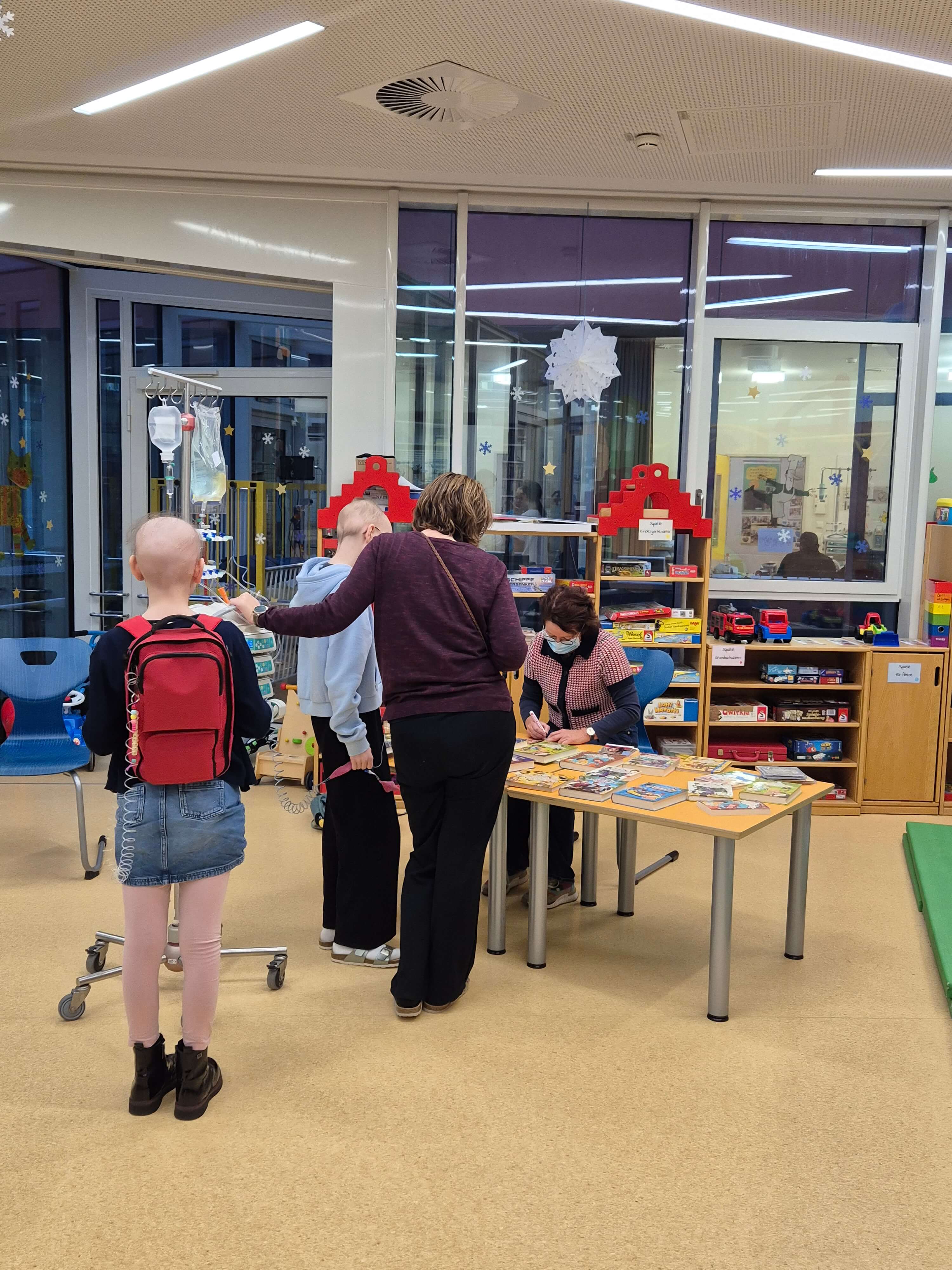 Ein besonderer Tag auf Station 83 – Kinderonkologie freut sich über Besuch von „Magische-Tiere“-Autorin Margit Auer